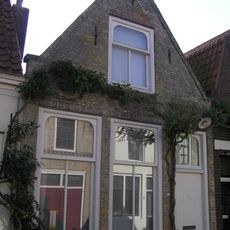 Huis met geverfde tuitgevel