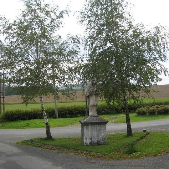 Socha svatého Jana Nepomuckého uprostřed křižovatky u zámku v Mačicích