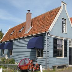Houten huis met houtskelet. Uitwendig aspect, met puntvormig voorschot, 19e-eeuws