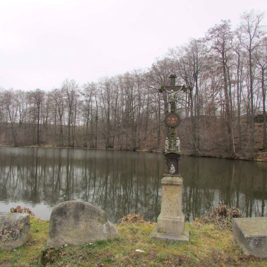 Kříž mezi řekou Jihlavou a rybníkem v Kostelci