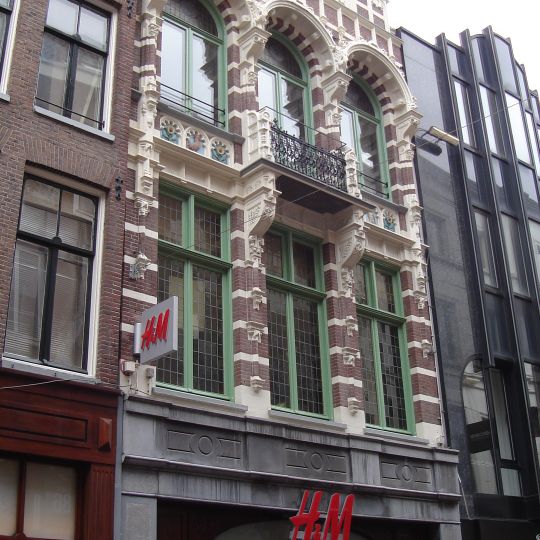 Winkel in een mengeling van Neo-Gotiek en Neo-Renaissance