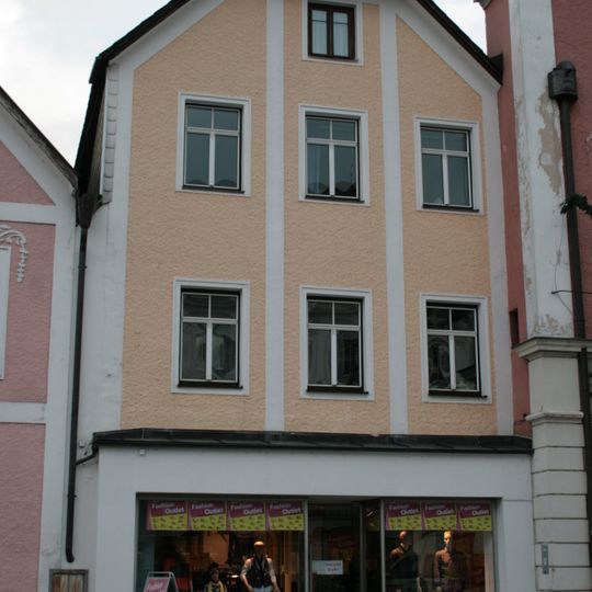 Wohn- und Geschäftshaus