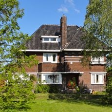 Villaboerderij met voorhuis in regionale Amsterdamse Schoolstijl en aangebouwde bijschuur