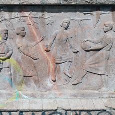 Eine von drei Relieftafeln von Waldemar Grzimek an der Weinbergsmauer im Park.