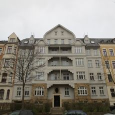 Mietshaus in geschlossener Bebauung mit Vorgarten und rückwärtigem Gewerbegebäude Weststraße 115