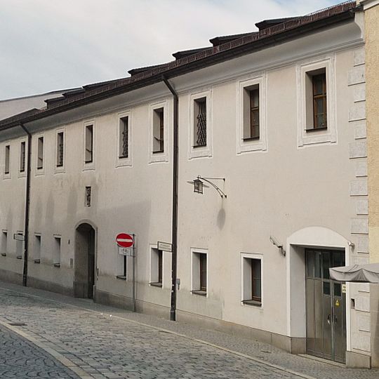 Ehemalige Fürstbischöfliche Wagenremise, 1814–1872 königliches Salzamtsgebäude, seit 1991 Dienstgebäude des Amtsgerichts