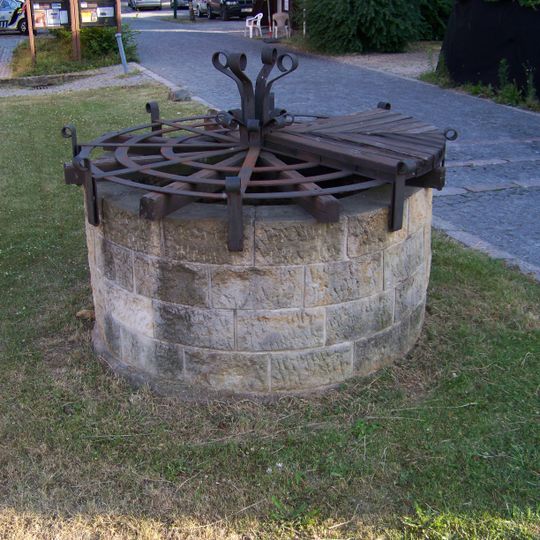 Severní studna na nádvoří Chvalské tvrze