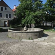 Kašna v Plané na náměstí Svobody v parčíku