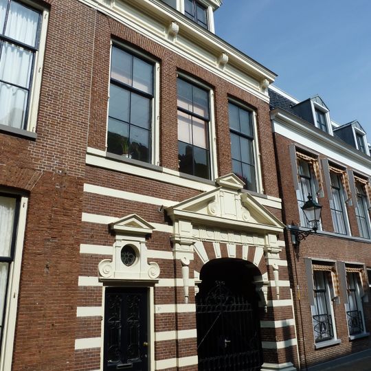 Drie traveeën breed pand waarvan de pui is opgeofferd aan ingangsportaal van de Noorderkerk
