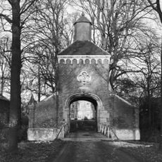Eyckenlust: Poortgebouw met brug