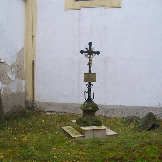 Kříž u kostela v Opočně