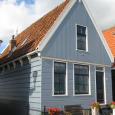 Houten huis (korbelen verdwenen). Puntvormig voorschot; goede pui