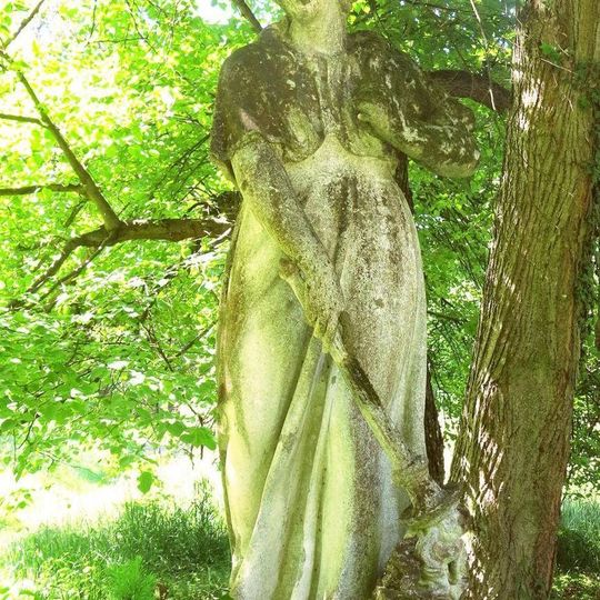 Socha stojící ženy na rozcestí v zámeckém parku v Chlumu u Třeboně