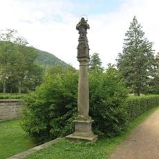 Sloup svatého Jana Nepomuckého na nádvoří zámku v Jílovém