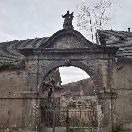 Socha bohyně úrody na bráně statku v Milešově