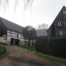 Seitengebäude (vermutlich ehemals mit Oberlaube) eines Dreiseithofes Am Rummel 1