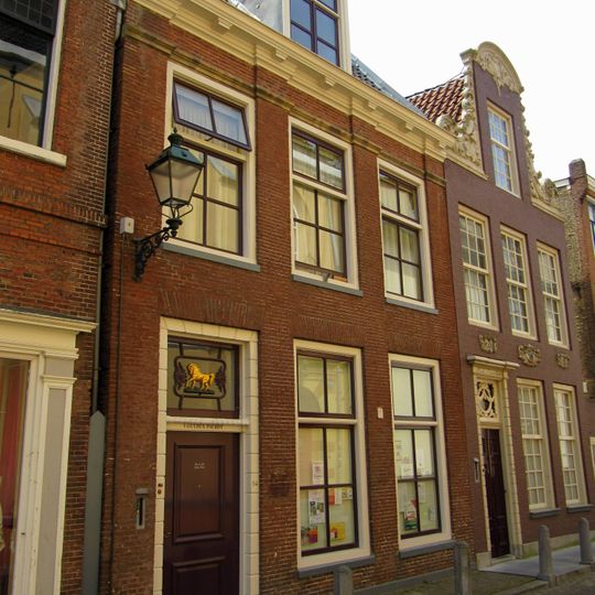 Pand met eenvoudige gevel afgesloten door rechte geblokte kroonlijst