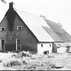 Boerderij met woondeel met rechte eindgevel en zijbaander