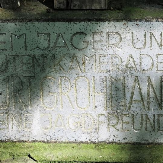 Grohmannův pomník v lese severně od Benešova nad Ploučnicí