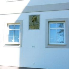 Pamětní deska Miroslava Tyrše na domě 82 v Mělnickém Vtelně