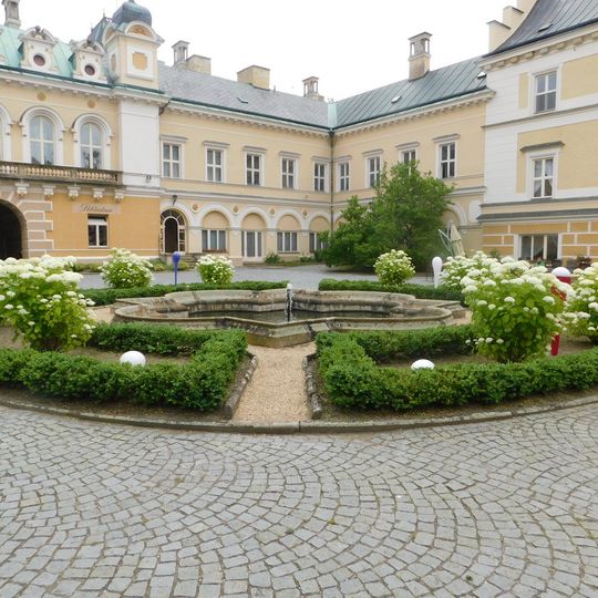 Fontána na nádvoří zámku ve Světlé nad Sázavou