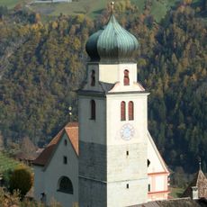 Pfarrkirche zur Schmerzhaften Muttergottes in Riffian mit Friedhofskapelle und Friedhof