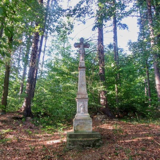 Kříž nad Tatenicemi v lese