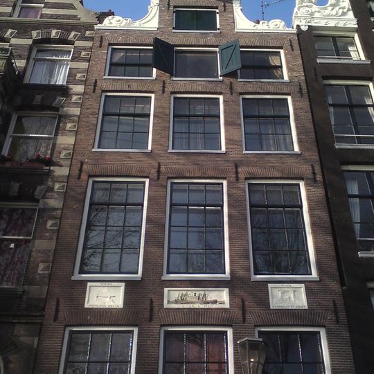 Pand met vrij gave halsgevel met gedeelde vleugelstukken en palmet in de afdekking