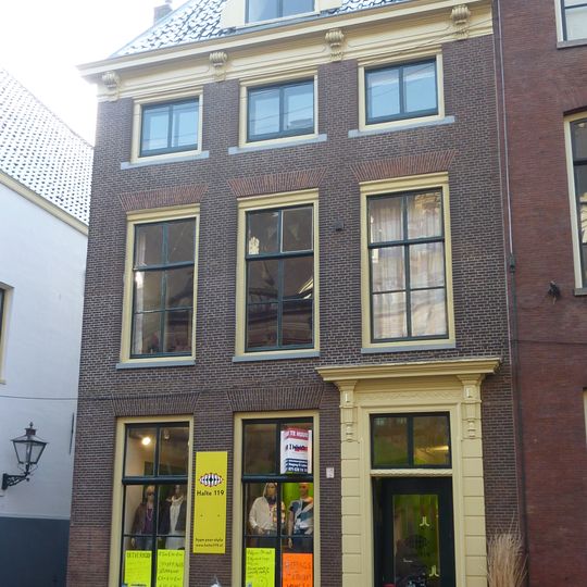 Pand met bakstenen gevel met rechte kroonlijst, gedrongen consoles