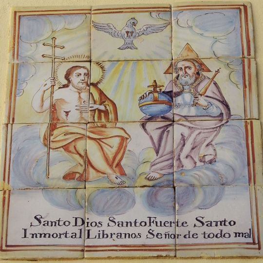 Ceramic panel of the Trinity at 7 Cuesta de las Carnicerías
