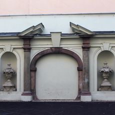 Barokní portál na dvoře školy v Rašínově ulici