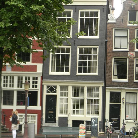 Pand met gevel onder rechte lijst met pui