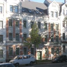 Mietshaus in geschlossener Bebauung mit Vorgarten Geibelstraße 11