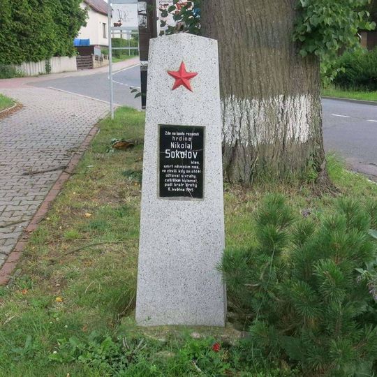 Pomník padlému rudoarmějci na rozcestí ve Stružinci