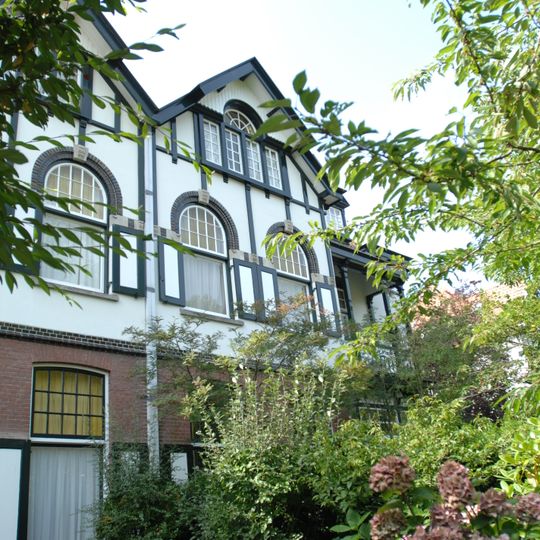 Rechterdeel van een vrijstaand bouwblok, bestaande uit twee symmetrische villa's