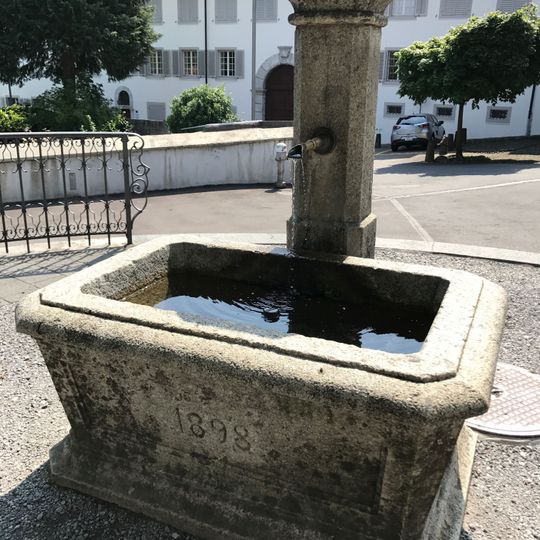 Brunnen Kniri Schulhaus
