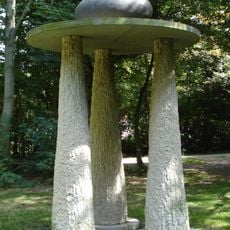 Drie zuilen, afgedekt door een schijf