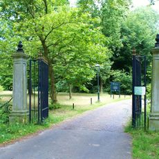 Huis Wolfslaar: hek bij de hoofdingang van het park