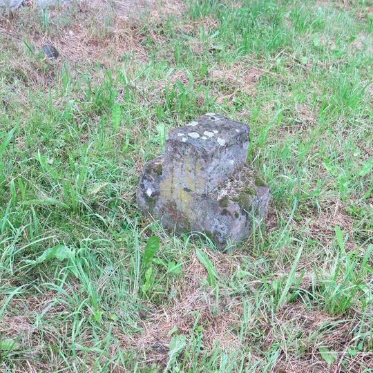 Malý smírčí kříž v příkopu u silnice v Nové Vsi nad Popelkou