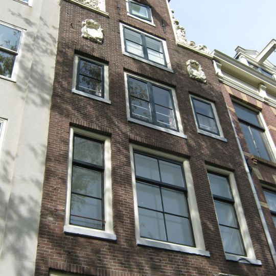 Pand met halsgevel met vleugelstukken van het 'type met doorboorde bloem' en wapenschild in het fronton