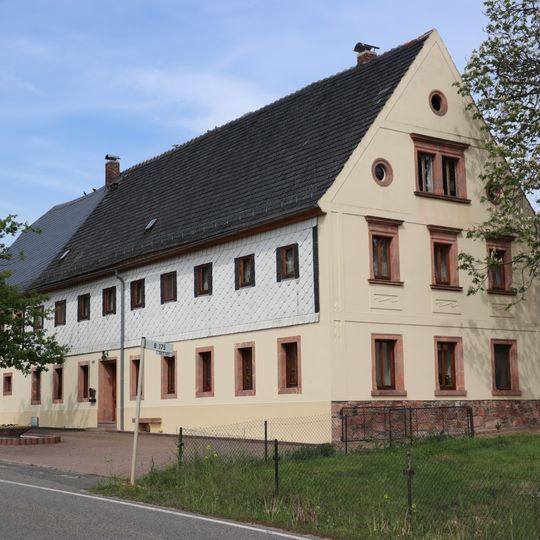Wohnstallhaus und Seitengebäude eines Vierseithofes Hauptstraße 189
