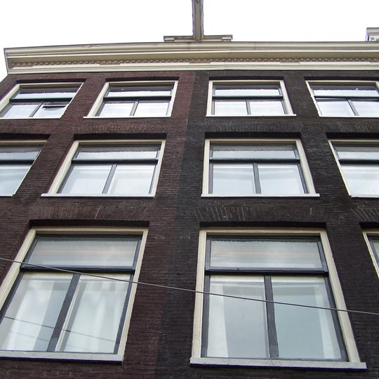 Twee samengetrokken huizen met gezamenlijke gevel onder nieuwe lijst
