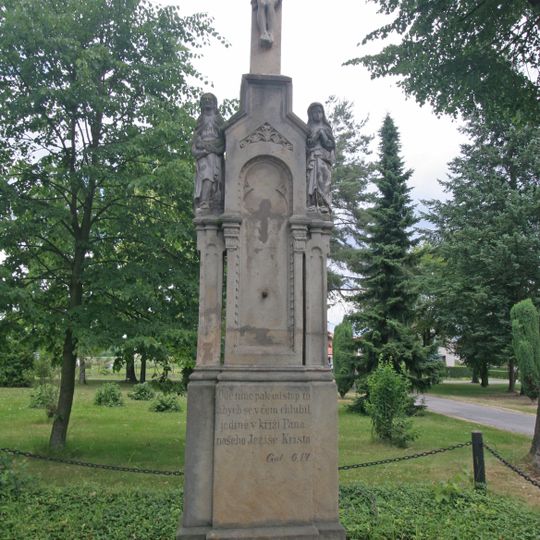 Kříž v Rokytně střed obce