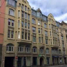 Īres nams ar veikalu