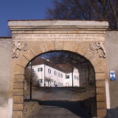 Schloss Paar Umfassungsmauer und Teil der Stadtmauer