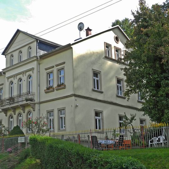 Wohnhaus in offener Bebauung, mit Einfriedung Friedrich-Gottlob-Keller-Straße 8