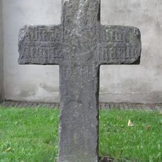 Natuurstenen grafkruis op het terrein van de Herv. Kerk