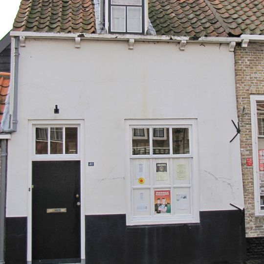 Huis met gepleisterde rechte gevel
