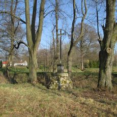 Kříž v Mirotíně u rybníka