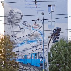 Maria Koterbska z niebieskim tramwajem nr 17